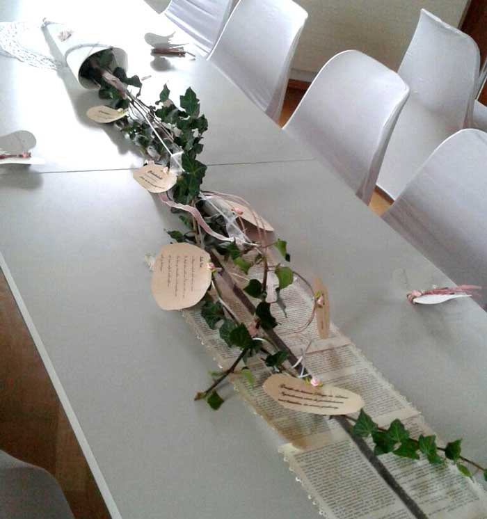 heller, feierlicher Tischschmuck mit Efeuranken